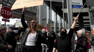 Protestatarii anti-Musk se adună în fața reprezentanței Tesla din Washington
