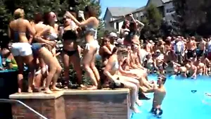 Socializarea pe Facebook: Câţi studenţi credeţi că au răspuns unei invitaţii pentru o petrecere la piscină - VIDEO