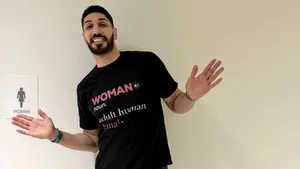 Doi foști jucători NBA spun că se identifică drept femei și vor să joace în liga feminină de baschet. Liga le închide ușa: „Nu sunt eligibili”