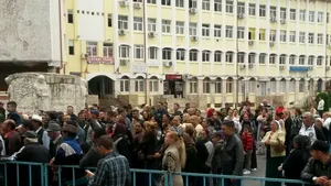 Protest al romilor din Târgu-Jiu, care cer locuri de muncă, după ce autorităţile au anunţat că vor să închidă târgul de haine vechi din oraş