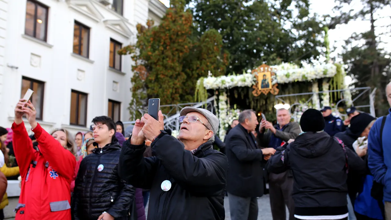 Selfie la racla cu moaşte: Zeci de credincioşi se fotografiază la pelerinajul de Sf. Parascheva: 