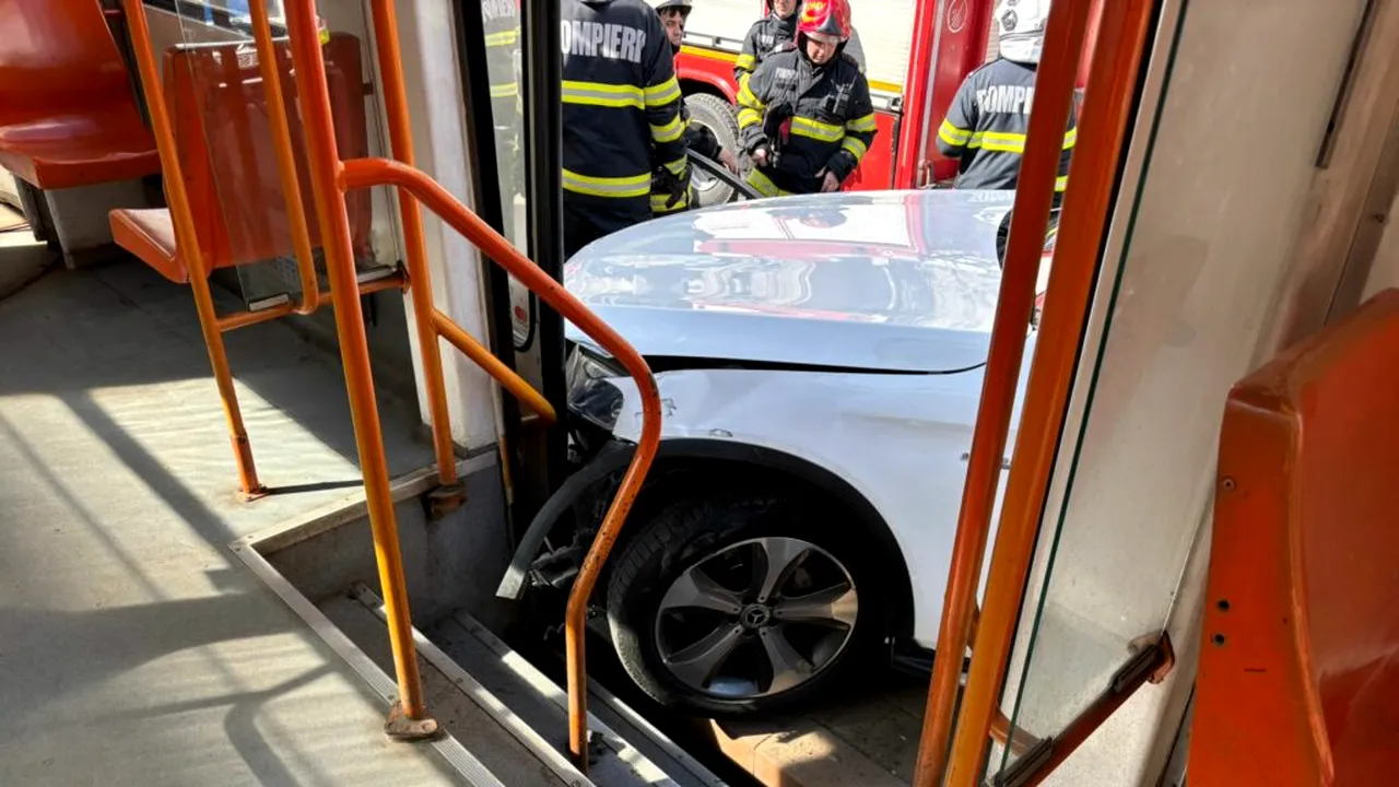 Spulberați de o mașină în timp ce așteptau într-un refugiu de tramvai. Șoferul a intrat în plin în pietoni și în tramvai