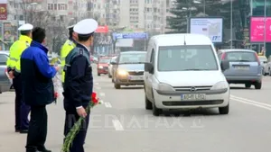 Mărţişoare, flori şi recomandări, oferite de 1 Martie de poliţişti femeilor la volan - FOTO