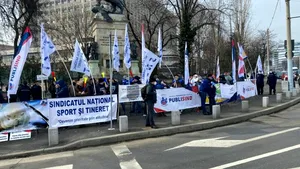 Reprezentanţii Sindicatului Naţional Sport şi Tineret protestează în faţa Ministerului cu o cruce şi un sicriu