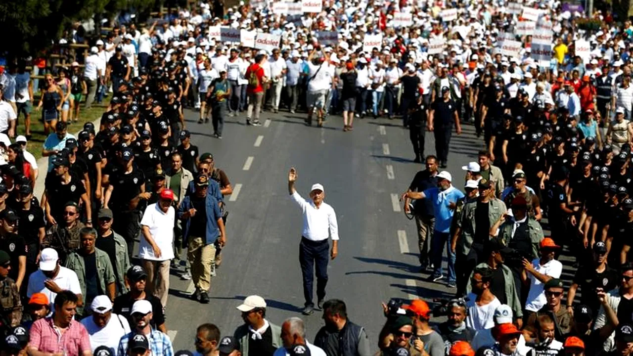 FOTO Mii de cetăţeni turci protestează în Istanbul, faţă de Administraţia de la Ankara, în cadrul Marşului pentru Justiţie 