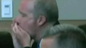 Un american S-A SINUCIS în tribunal după ce juriul l-a găsit vinovat de incendierea propriei case - VIDEO