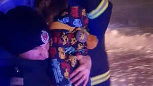 Copil de doi ani, cu fractură la mână, preluat cu şenilata. Drumul spre casa lui e blocat