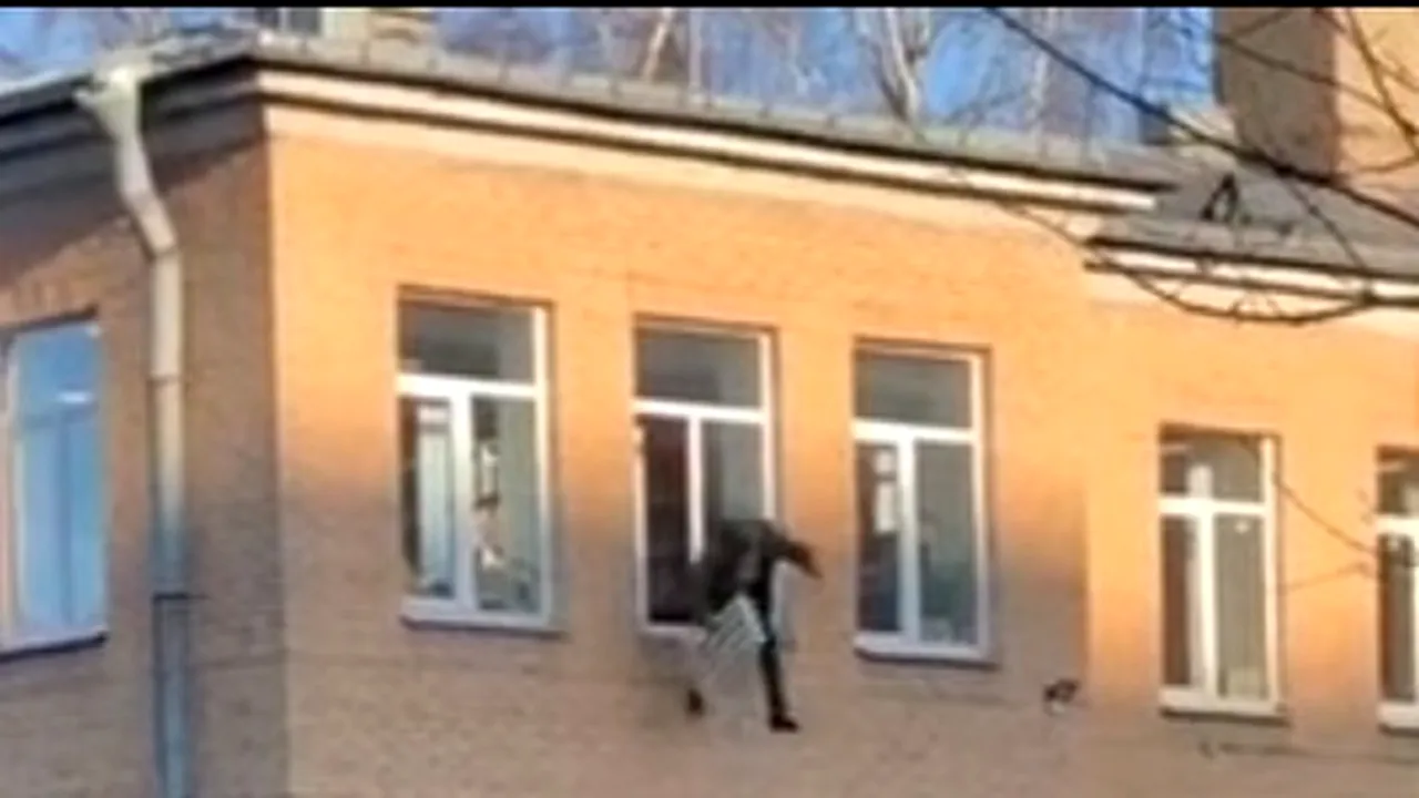 VIDEO | Momentul în care un deţinut evadează pe geam, cu tot cu caloriferul de care era legat