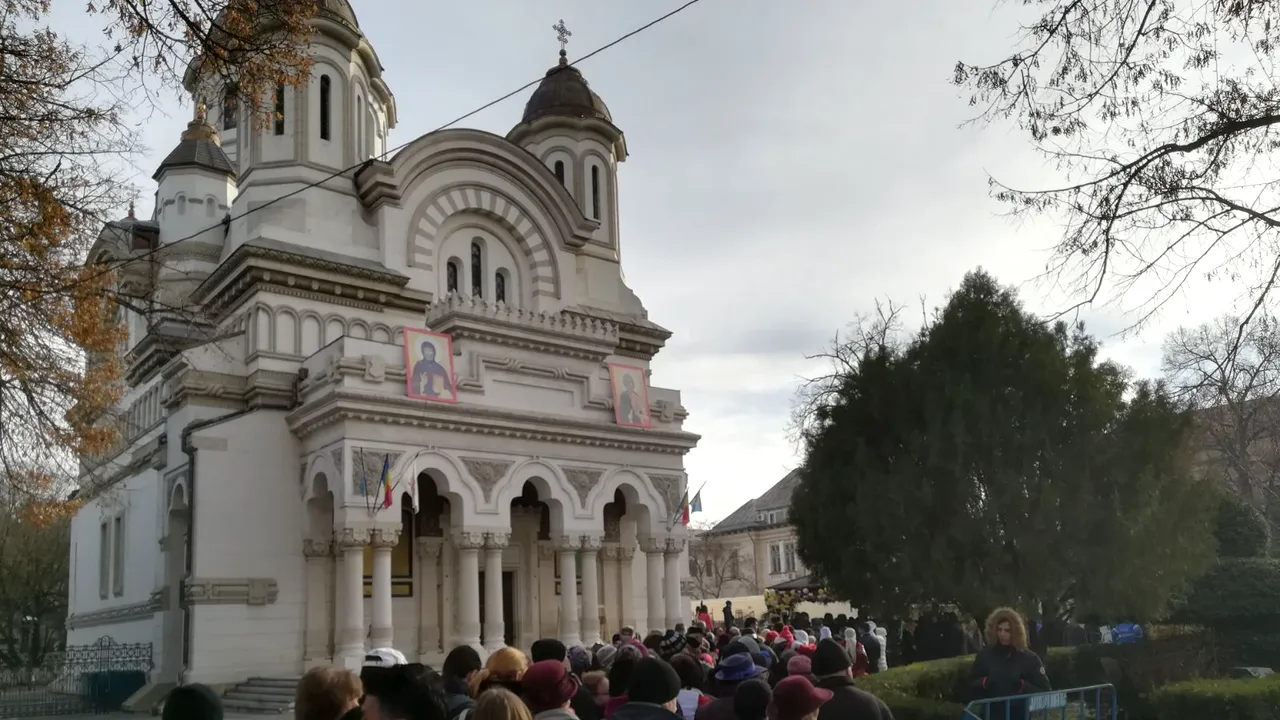 Mii de oameni s-au înghesuit la moaştele Sfântului Andrei, în faţa Catedralei Arhiepiscopale Galaţi | GALERIE FOTO 