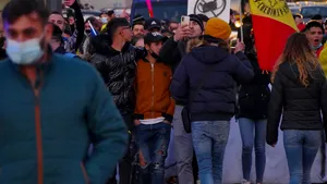 VIDEO. A treia zi de proteste în Bucureşti. Aproape 2.000 de manifestanţi au mers la Palatul Cotroceni