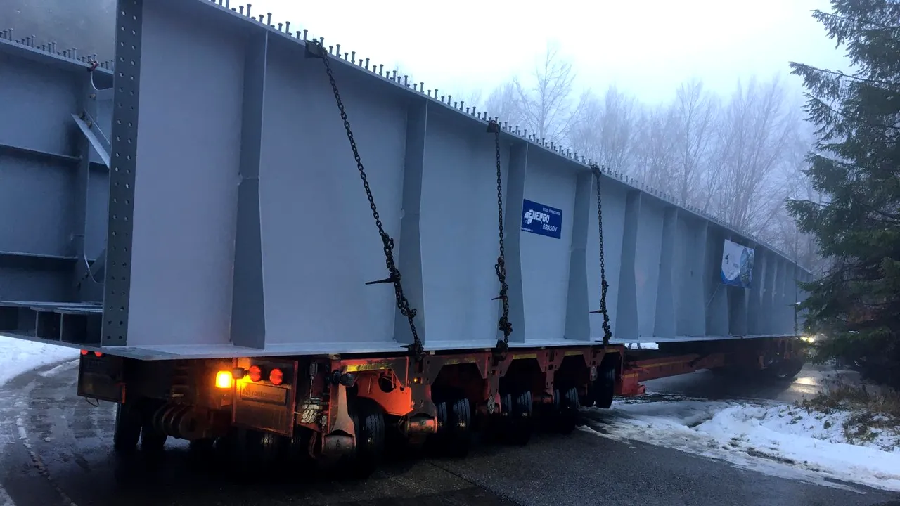 Trafic paralizat complet pe DN 1A de un camion blocat în curbă. FOTO