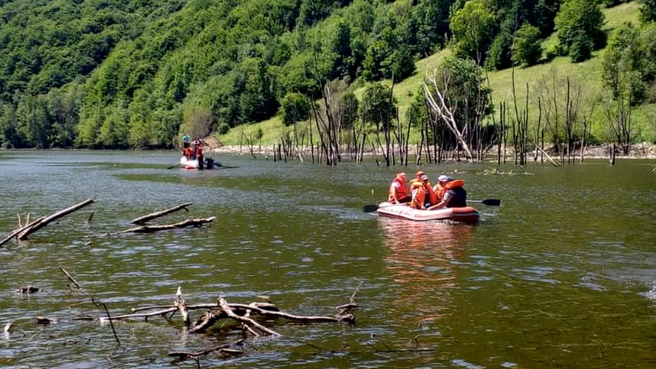 Opt persoane care igienizau lacul unui baraj din judeţul Alba, salvate, după ce barca s-a spart | FOTO