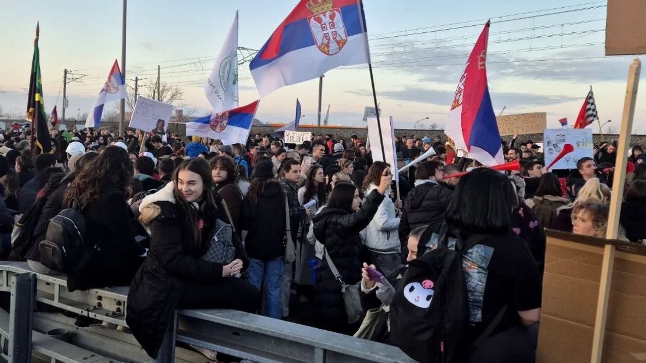 Proteste în Serbia. Studenţii blochează podurile din Novi Sad în memoria victimelor tragediei din gară