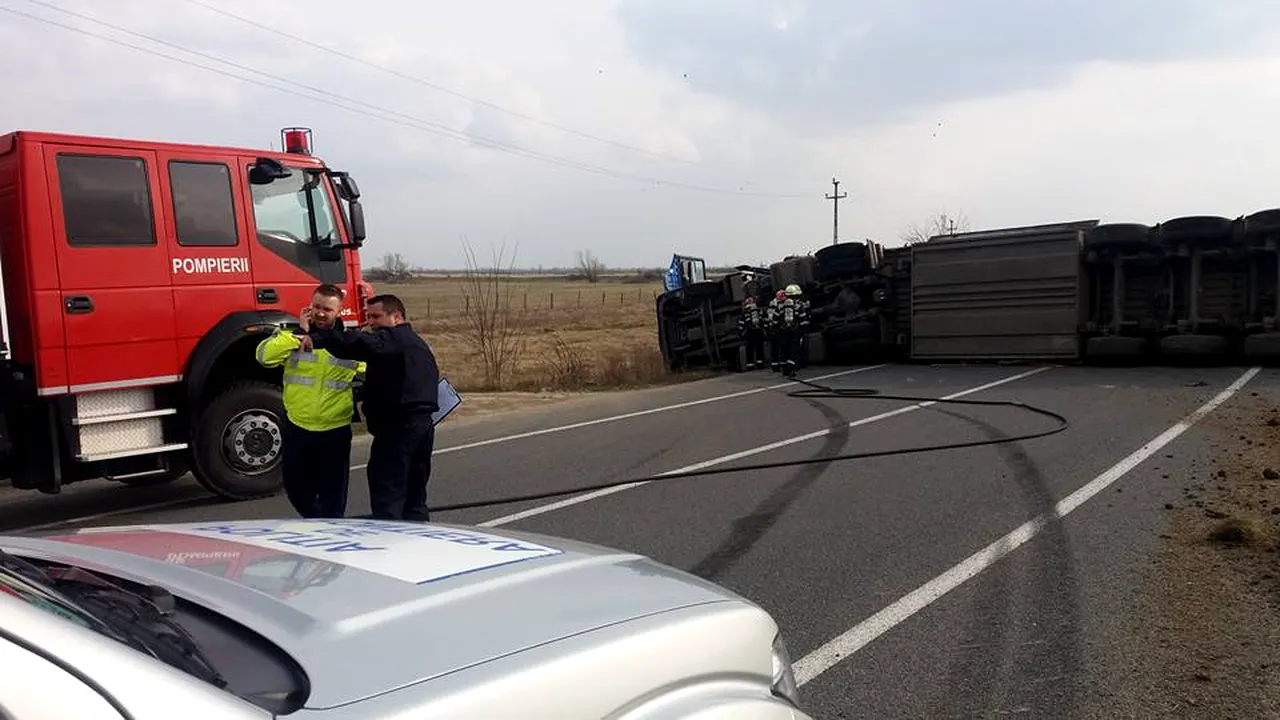 FOTO Trafic blocat între Timişoara de Vama Moraviţa, după ce un TIR încărcat cu frigidere s-a răsturnat