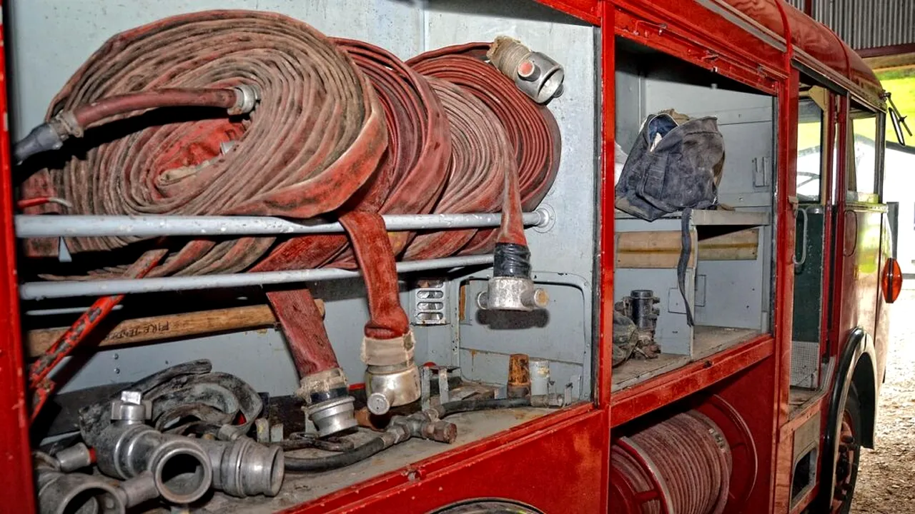 Autospecială a pompierilor suceveni, avariată după ce a derapat pe un drum forestier. Mașina se întorcea dintr-o misiune