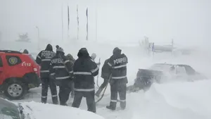 A2, A4 şi 26 de drumuri naţionale, închise din cauza zăpezii şi a viscolului/ Circulaţia pe sensul către Constanţa al A2, reluată între Capitală şi Lehliu-Gară