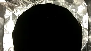 Materialul pe care ochiul uman îl distinge cu greu. Cum arată ”super-negru” - FOTO