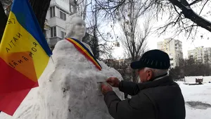 Bustul lui Eminescu, sculptat de un pensionar în zăpadă| FOTO