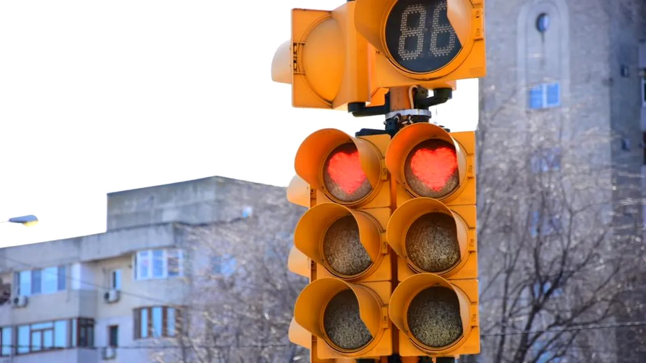 Strada din România pe care semafoarele luminează sub formă de inimi, în februarie | FOTO