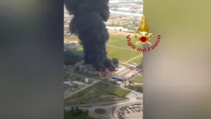 Plan roşu de intervenţie: Explozie la o centrală chimică. Localnicii, sfătuiţi să rămână în case. VIDEO