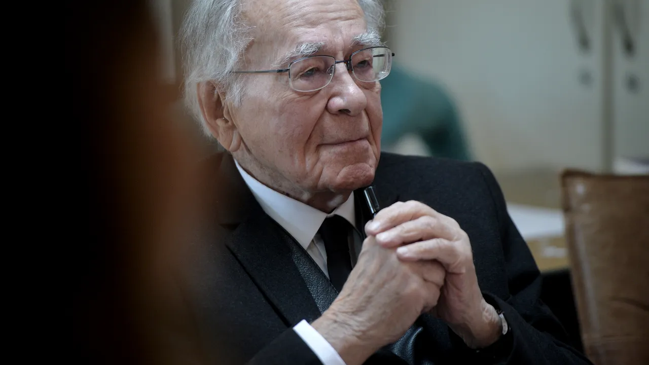 Filosoful Mihai Şora, mesaj către Tarom: Roboţelul nu-mi îngăduie să scriu 1916 la anul naşterii. Nu vrea mai jos de 1919/ Reacţia companiei | FOTO