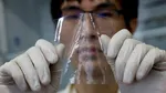 Pași către o planetă curată. Cercetătorii au creat un plastic care se dizolvă în apa de mare în câteva ore