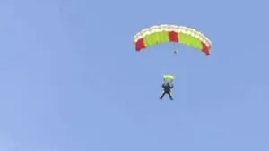 CASCADORIE uimitoare: Un american s-a eliberat dintr-o cutie încuiată aruncată dintr-un avion, de la 4.420 metri - VIDEO