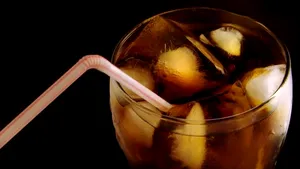 Cât trebuie să alergi pentru a consuma caloriile pe care le conţine un pahar de Coca-Cola