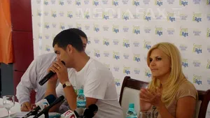 Tinerii PDL poartă la şcoala de vară tricouri inscripţionate în culorile verde şi albastru