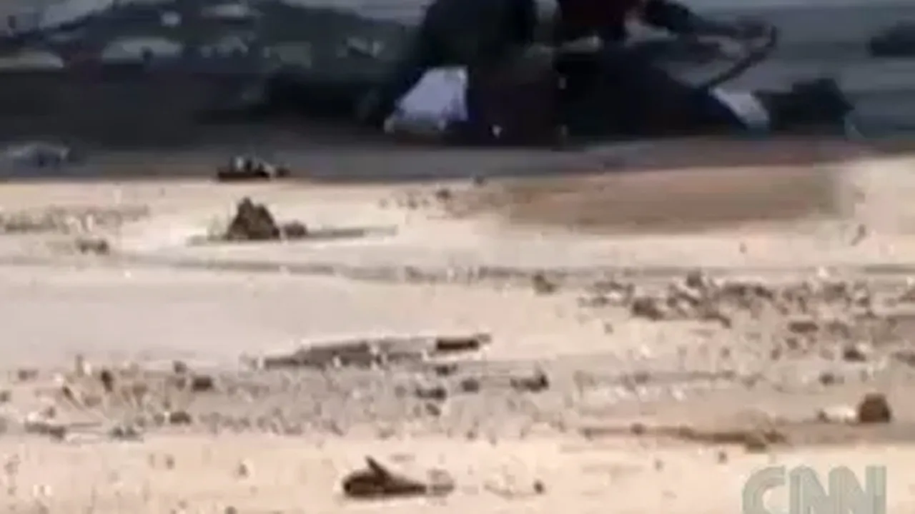 Eroul din Siria: Adolescentul de 17 ani care şi-a riscat viaţa pentru a salva o femeie rănită - VIDEO