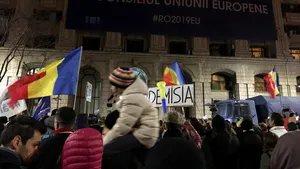 PROTEST faţă de OUG pe legile justiţiei, în Capitală | Protestatarii plecaţi din Piaţa Victoriei au ajuns la Ministerul Justiţiei:  Tudorel, demisia! | FOTO, VIDEO