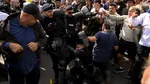 Un român a profitat de asaltul protestatarilor asupra jandarmilor. A plecat cu saci și plase pline
