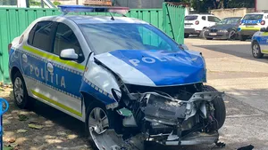 FOTO O maşină a Poliţiei a fost implicată într-un accident. Şoferul a fost sancţionat