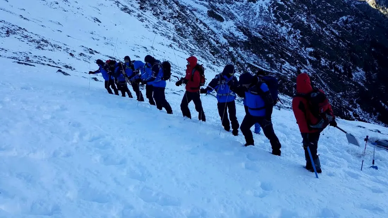 Risc de avalanşă de gradul 4 în Munţii Făgăraş. Toate traseele montane rămân închise