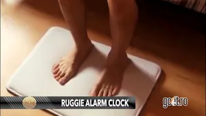 VIDEO Covorul cu ceas DEŞTEPTĂTOR. Ce trebuie să facă utilizatorul pentru a OPRI alarma