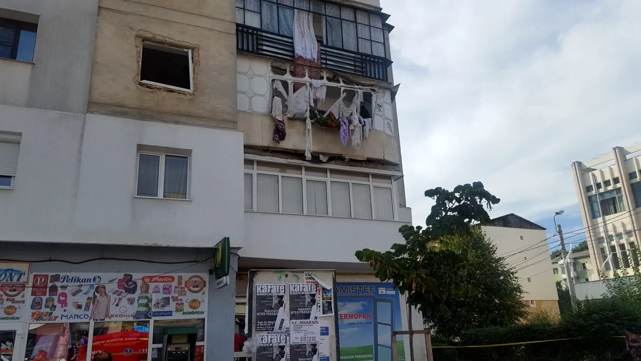 EXPLOZIE într-un apartament din Botoşani. Cinci răniţi, între care şi un copil de 11 ani. UPDATE: Un apartament, distrus în totalitate şi alte două apartamente afectate parţial.