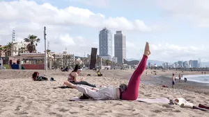 Cât costă o oră de yoga pe plajă şi ce primeşti la schimb