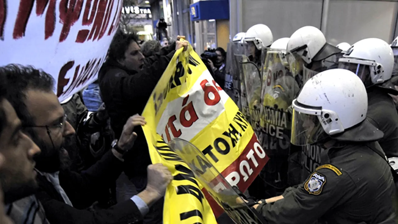 Poliţia a lansat grenade lacrimogene împotriva manifestanţilor, în centrul Atenei