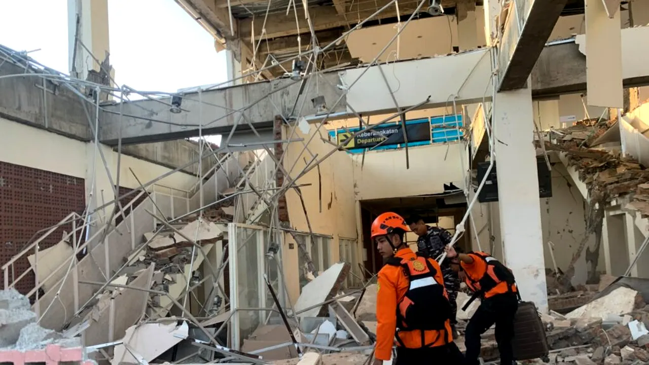 Indonezia: Aproximativ 13.000 de persoane au fost strămutate în urma unui seism devastator