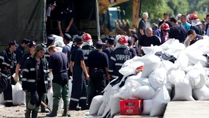 Militari care lucrau la digul de la Şiviţa, răniţi după răsturnarea camionului în care se aflau