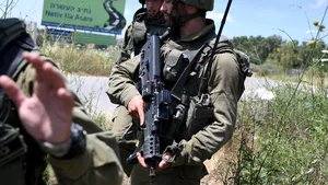 Israelul anunţă uciderea a 16 lideri islamişti din Fâşia Gaza, printre care şi comandantul oraşului Gaza. Bilanţul urcă la 53 de morţi 