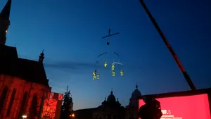 Acrobaţii la 45 de metri înălţime la deschiderea TIFF - FOTO