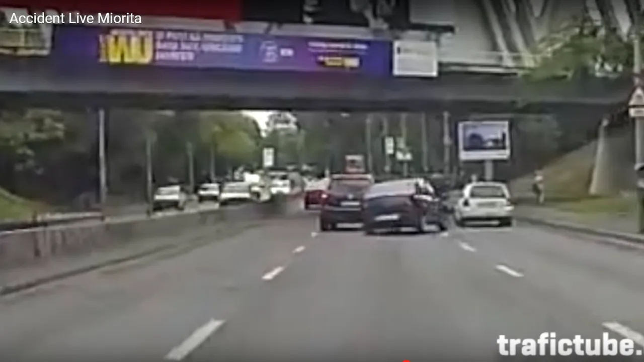 Închisoare cu executare. Bărbatul care a lovit intenţionat o maşină în zona Fântânii Mioriţa şi-a aflat pedeapsa