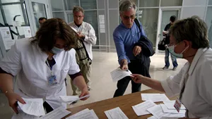Cei care nu completează formularul în avion sau îl completează greşit vor răspunde penal