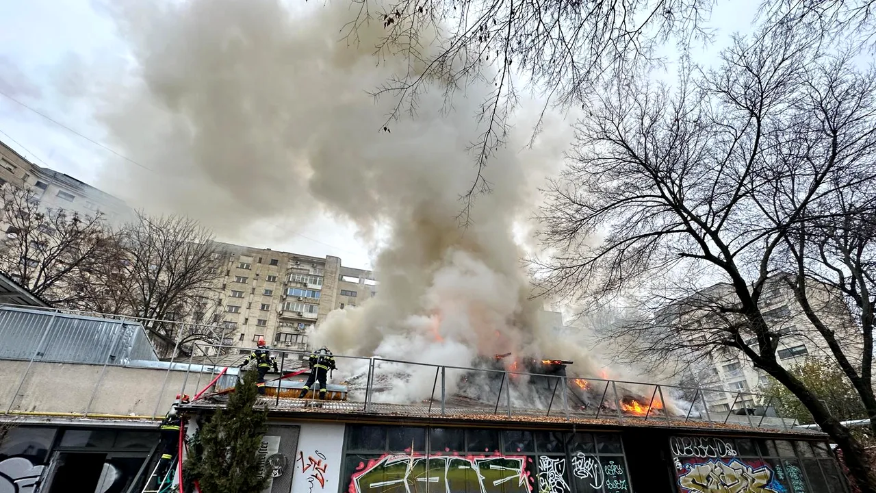Incendiu într-o clădire de pe Calea Victoriei. 10 autospeciale intervin de urgenţă