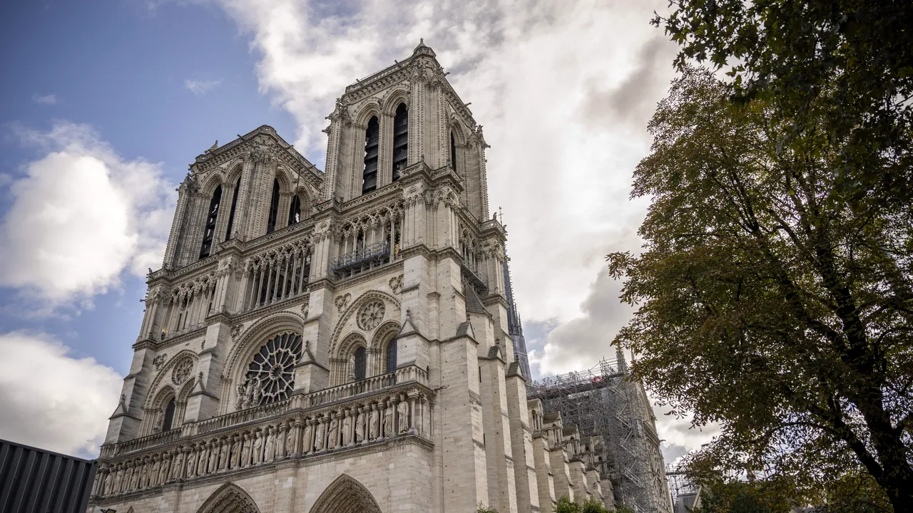 Notre Dame celebrează prima slujbă în cinci ani după incendiul devastator