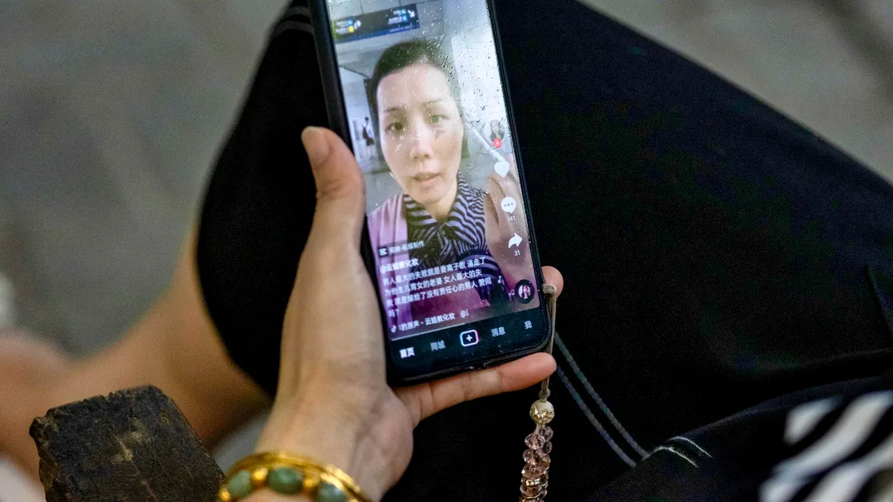 Cât ajunge să câştige un român influencer pe TikTok pe o singură postare