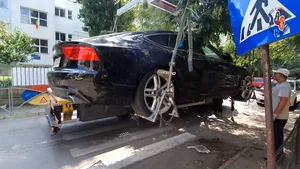 VIDEO Maşină de lux, parcată zile întregi pe o trecere de pietoni din Bucureşti. „Lipsa bunului simţ se plăteşte”