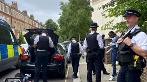 Poliţiştii britanici, acuzaţi de rasism de o atletă celebră: „Fiul meu e în maşină! Luaţi mâinile de pe mine!”