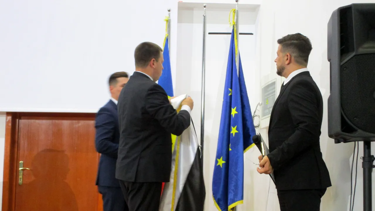 GAFĂ DE PROTOCOL la inaugurarea Consulatului Onorific al Estoniei la Constanţa, în prezenţa Vioricăi Dăncilă/ Drapelul Estoniei a fost arborat greşit | VIDEO